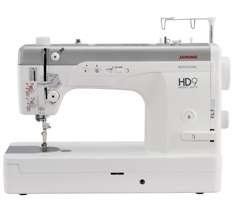 Maszyna do szycia Janome HD9 Heavy Duty, w kolorze białym, z metalowym stelażem. Widoczna igła, pokrętła do regulacji oraz przyciski funkcyjne. Ujęcie z boku, pokazujące detale, takie jak logo HD9 i elementy obsługi. Idealna do szycia ciężkich materiałów