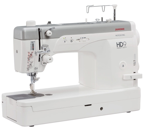 Maszyna do szycia Janome HD9 Heavy Duty w kolorze białym z szarym panelem. Posiada widoczny mechanizm igły, przyciski sterujące oraz schowek na akcesoria. Ujęcie frontalne z widoczną płytką ściegową i logo HD9 HEAVY DUTY.