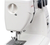 Maszyna do szycia Janome HD 523 EASY JEANS w białej obudowie. Widoczny mechanizm nawlekania, stopka do szycia oraz pokrętła regulacyjne. Ujęcie z boku, ukazujące detal szycia i podstawę maszyny.