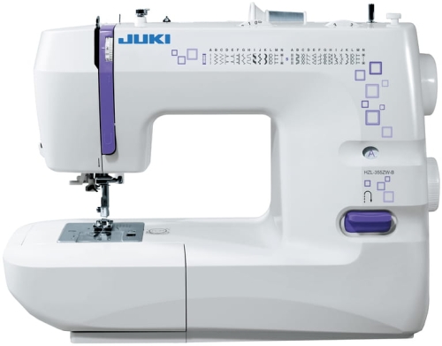 Maszyna do szycia JUKI HZL-355 ZW-A w kolorze białym z fioletowymi detalami. Widoczny panel z ładnie ułożonymi wzorami szycia, z podstawą i stopką. Ujęcie frontalne, produkt stoi na płaskiej powierzchni.