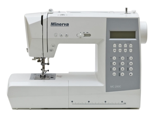 Maszyna do szycia Minerva MC250C w kolorze białym z szarym panelem. Wyposażona w elektroniczny wyświetlacz, przyciski do wyboru ściegów oraz regulację. Widoczna stopka i igła. Prosta konstrukcja, idealna do domowego szycia.