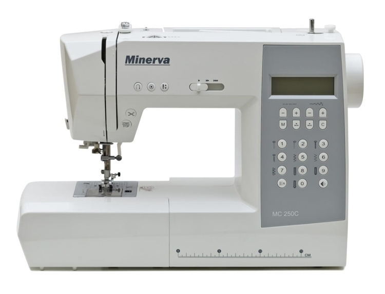 Maszyna do szycia Minerva MC250C w kolorze białym z szarym panelem. Wyposażona w elektroniczny wyświetlacz, przyciski do wyboru ściegów oraz regulację. Widoczna stopka i igła. Prosta konstrukcja, idealna do domowego szycia.