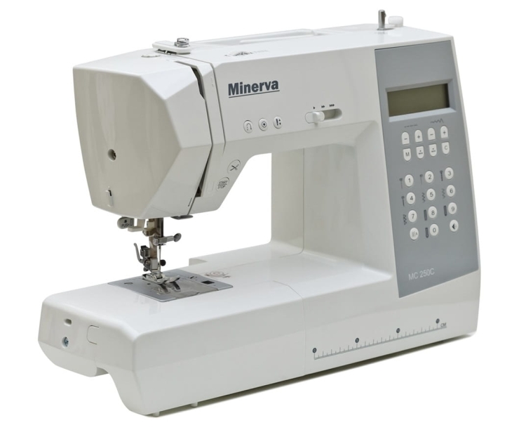 Maszyna do szycia Minerva MC250C w kolorze białym z szarym panelem sterującym, wyświetlaczem LCD i klawiaturą numeryczną. Widoczna stopka do szycia i metalowa płytka. Urządzenie stoi na płaskiej powierzchni, gotowe do użycia.