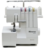 Owerlok Minerva M840DS 4-nitkowy w kolorze białym, z widocznymi oznaczeniami dla igieł i pętelek w odcieniach fioletu, czerwieni, niebieskiego i żółtego. Ujęcie frontalne, pokazujące mechanizm szyjący oraz stację na nici.