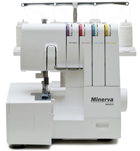 Owerlok Minerva M840DS 4-nitkowy w kolorze białym, z widocznymi oznaczeniami dla igieł i pętelek w odcieniach fioletu, czerwieni, niebieskiego i żółtego. Ujęcie frontalne, pokazujące mechanizm szyjący oraz stację na nici.