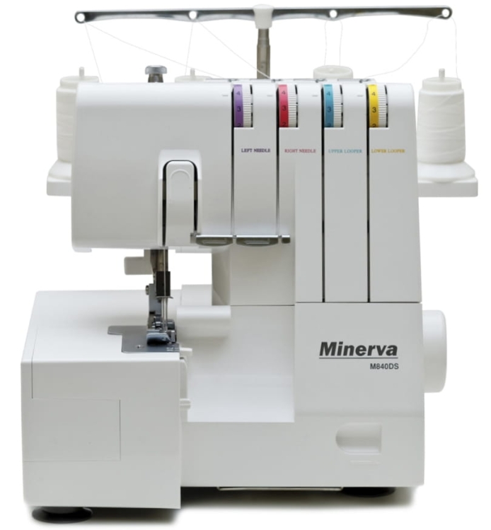 Owerlok Minerva M840DS 4-nitkowy w kolorze białym, z widocznymi oznaczeniami dla igieł i pętelek w odcieniach fioletu, czerwieni, niebieskiego i żółtego. Ujęcie frontalne, pokazujące mechanizm szyjący oraz stację na nici.