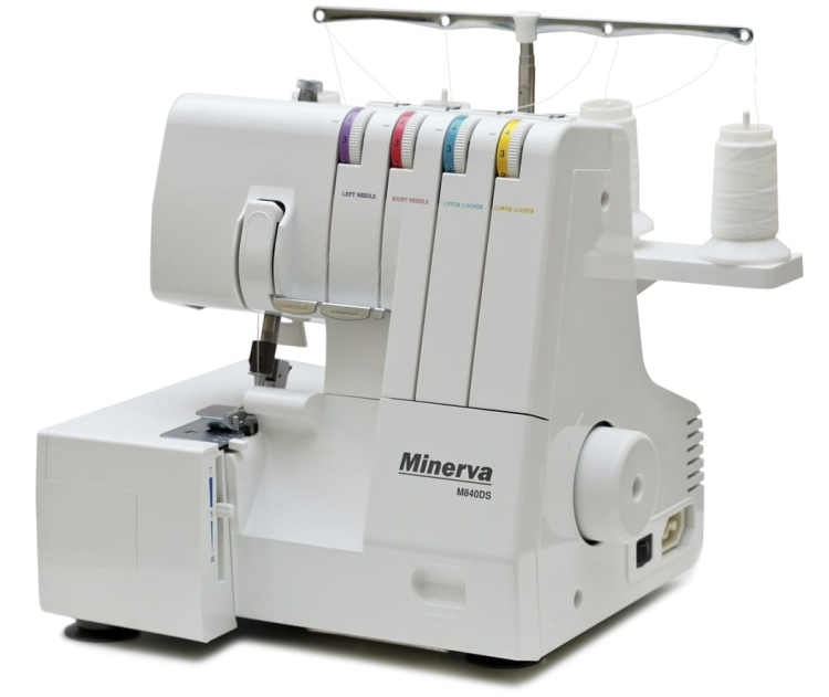 Owerlok Minerva M840DS 4-nitkowy w kolorze białym z wielokolorowymi oznaczeniami nitkowania. Urządzenie stoi w pozycji pionowej, z widocznymi dwoma szpulami. Logo Minerva znajduje się na przednim panelu.