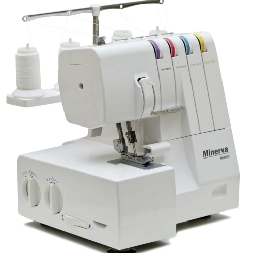 Owerlok Minerva M840DS 4-nitkowy w kolorze białym, z widocznymi czterema szpulami nici w różnych kolorach. Maszyna stoi na płaskiej powierzchni, z wyraźnymi pokrętłami do regulacji i oznaczeniami. Idealna do obszywania i wykańczania materiałów.