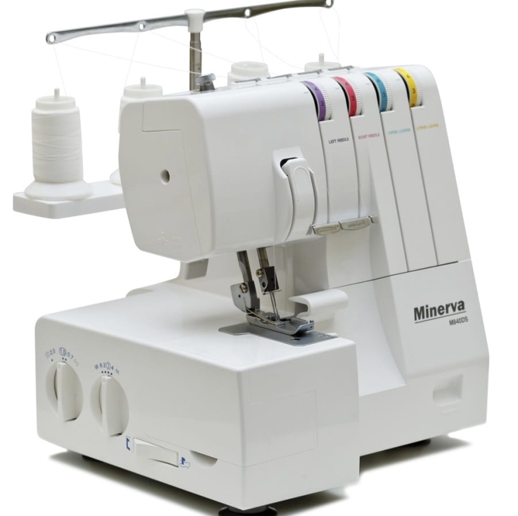Owerlok Minerva M840DS 4-nitkowy w kolorze białym, z widocznymi czterema szpulami nici w różnych kolorach. Maszyna stoi na płaskiej powierzchni, z wyraźnymi pokrętłami do regulacji i oznaczeniami. Idealna do obszywania i wykańczania materiałów.