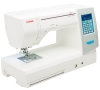 Maszyna do szycia Janome MC8200QCP SE w kolorze białym, z komputerowym panelem sterującym, widocznym wyświetlaczem LCD oraz przyciskami, z metalową stopką na igłę i szufladą na akcesoria, ustawiona w pozycji frontalnej.