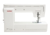 Maszyna do szycia Janome MC8200QCP SE w kolorze białym, widok z boku. Posiada metalową stopkę oraz panel sterujący z widoczną igłą i płytką ściegową. Na obudowie logo JANOME w czerwonym kolorze.