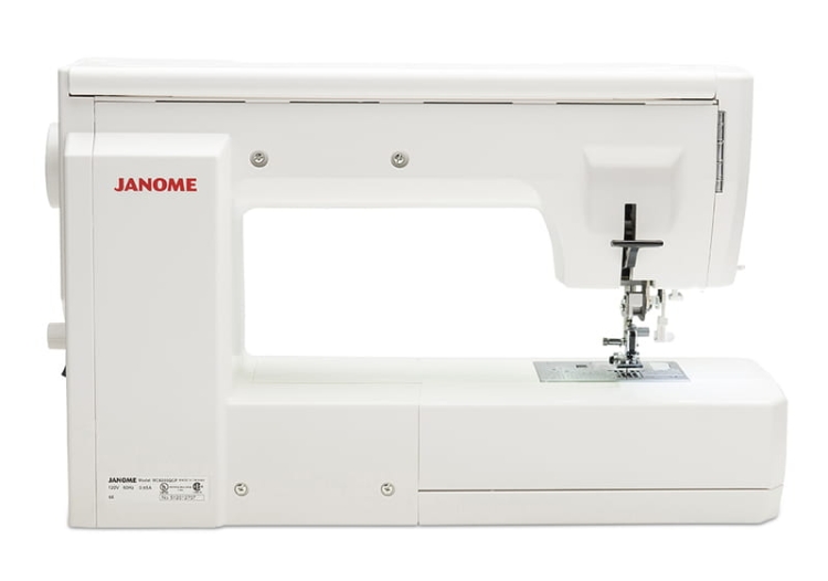 Maszyna do szycia Janome MC8200QCP SE w kolorze białym, widok z boku. Posiada metalową stopkę oraz panel sterujący z widoczną igłą i płytką ściegową. Na obudowie logo JANOME w czerwonym kolorze.
