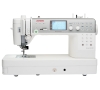 Maszyna do szycia Janome MC6700P w kolorze białym, z komputerowym panelem sterującym, wyświetlaczem LCD oraz wieloma przyciskami. Widoczny stół roboczy, stopka do szycia oraz wbudowany mechanizm do nawlekania nici.