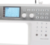 Maszyna do szycia Janome MC6700P z wyświetlaczem LCD, przyciskami sterującymi i panelem numerycznym. W kolorze białym z metalowymi akcentami, z funkcjami szycia prostego oraz ozdobnego. Ujęcie frontalne, prezentujące kontrolki i wyświetlacz.