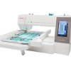 Hafciarka komputerowa Janome MC550E LE, widok z boku, z dużym polem haftu 36 cm x 20 cm. Wyposażona w ekran dotykowy z interfejsem użytkownika. Obudowa w kolorze białym, z widocznym logo Janome.