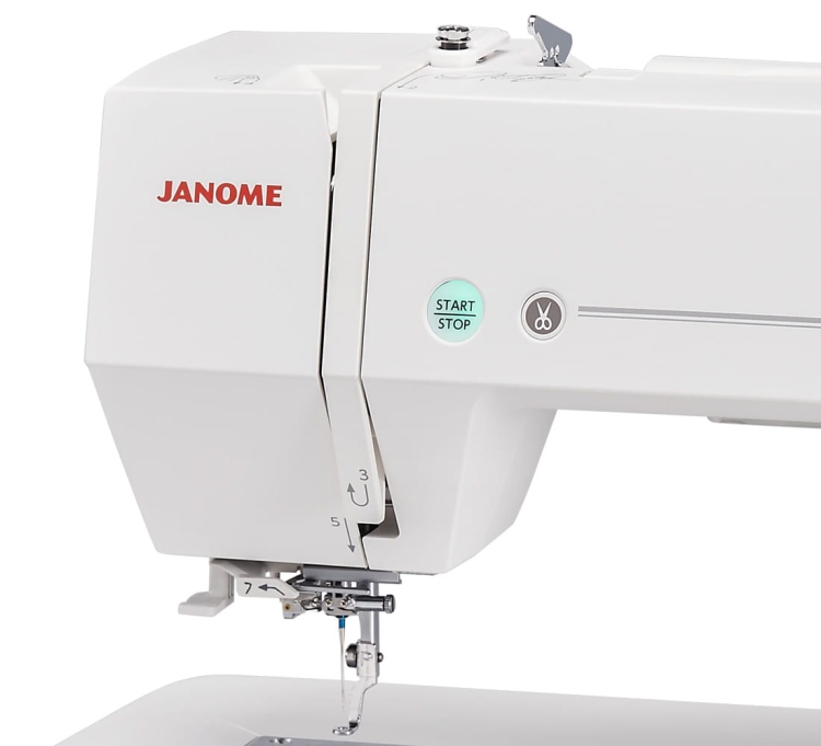 Hafciarka Janome MC550E LE w kolorze białym, z widocznymi przyciskami START/STOP i nożyczkami. Ujęcie frontalne, zbliżenie na mechanizm szyjący. Widać także numeryczne oznaczenia oraz detal stopy maszyny.