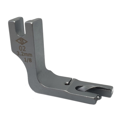 Stopka do podwijania zwijająca 3,2 mm, wykonana z metalu, o prostokątnym kształcie. Widoczny napis 02 3.2mm 1/8, z otworem montażowym. Ujęcie z boku, ukazuje detale i krawędzie, co podkreśla funkcję akcesorium do stębnówki.