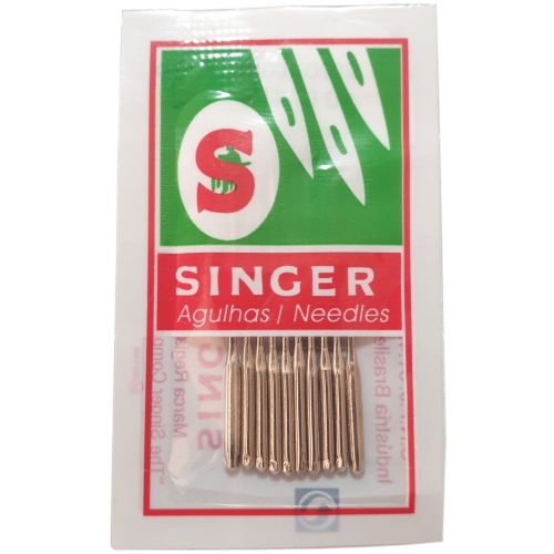 Opakowanie igieł półpłaskich Singer 2020, zawierające 10 sztuk. Igiełki mają metaliczny połysk, z widocznymi oczkami. Na opakowaniu logo „S” oraz napis „SINGER” w kolorze białym i czerwonym na zielonym tle.