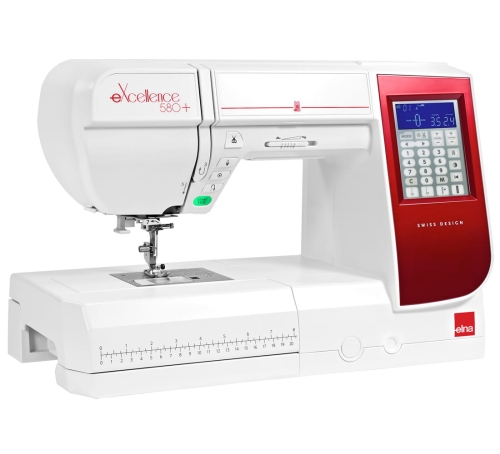 Maszyna do szycia Elna 580+ eXcellence w kolorze białym z czerwonym panelem sterującym. Wyposażona w ekran LCD i przyciski do wyboru programów, z widocznym stoperem i regulacją długości ściegu. Stoi na płaskiej powierzchni, idealna do szycia.