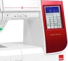 Maszyna do szycia Elna 580+ eXcellence w kolorze białym z czerwonym panelem sterującym. Na wyświetlaczu LCD widoczne są ikony i przyciski do wyboru trybów szycia. Widoczne elementy to przyciski do cięcia, startu i stopu.