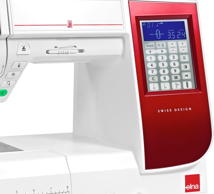 Maszyna do szycia Elna 580+ eXcellence w kolorze białym z czerwonym panelem sterującym. Na wyświetlaczu LCD widoczne są ikony i przyciski do wyboru trybów szycia. Widoczne elementy to przyciski do cięcia, startu i stopu.