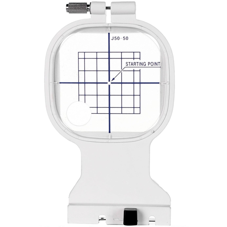 Tamborek o wymiarach 50x50 mm do hafciarek Janome MC200E i MC230E, w białym kolorze, z przezroczystą powierzchnią i niebieską siatką pomocniczą. Widoczny jest punkt startowy oraz mocowanie z boku.