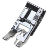 Stopka do patchworku MATIC, wykonana z metalu, z centralnym prowadnikiem. Ujęcie z przodu, z widocznymi dwoma otworami i dwiema szczelinami. Elementy do mocowania oraz płaskie, szerokie końcówki ułatwiające szycie.