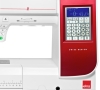 Maszyna do szycia Elna 680+ eXcellence w kolorze białym z czerwonym panelem. Wyposażona w wyświetlacz LCD oraz klawiaturę numeryczną. Widoczne logo elna oraz napis SWISS DESIGN. Ujęcie frontalne, zbliżenie na panel sterujący.