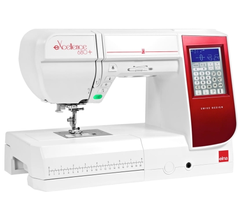 Maszyna do szycia Elna 680+ eXcellence w kolorze białym z czerwonym panelem sterującym. Wyposażona w elektroniczny wyświetlacz z przyciskami, widocznym stoperem i regulacją. Na przednim panelu znajduje się skala centymetrowa. W zestawie stolik.