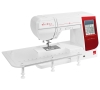 Maszyna do szycia Elna 680+ eXcellence w kolorze białym z czerwonym akcentem, z dużym stołem roboczym. Wyposażona w panel sterujący z wyświetlaczem i przyciskami, widoczną stopką oraz igłą. Idealna do precyzyjnego szycia.