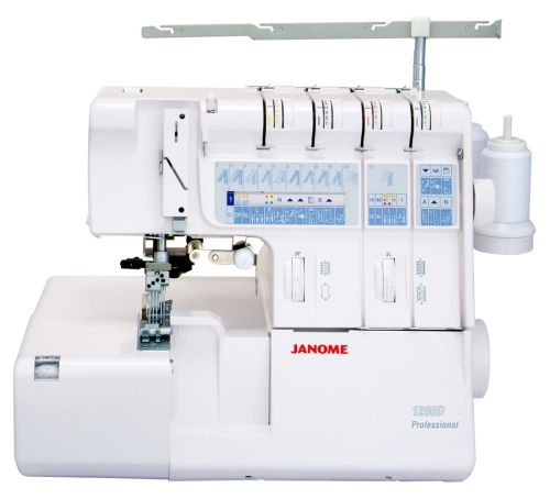 Coverlok Janome 1200D to overlock w kolorze białym z funkcją renderki, z widocznymi pokrętłami i przyciskami na panelu sterującym. W zestawie znajdują się szpulki nici. Maszyna stoi na płaskiej powierzchni, co pozwala na łatwy dostęp do mechanizmu szycia