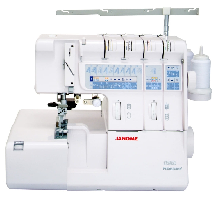 Coverlok Janome 1200D to overlock w kolorze białym z funkcją renderki, z widocznymi pokrętłami i przyciskami na panelu sterującym. W zestawie znajdują się szpulki nici. Maszyna stoi na płaskiej powierzchni, co pozwala na łatwy dostęp do mechanizmu szycia