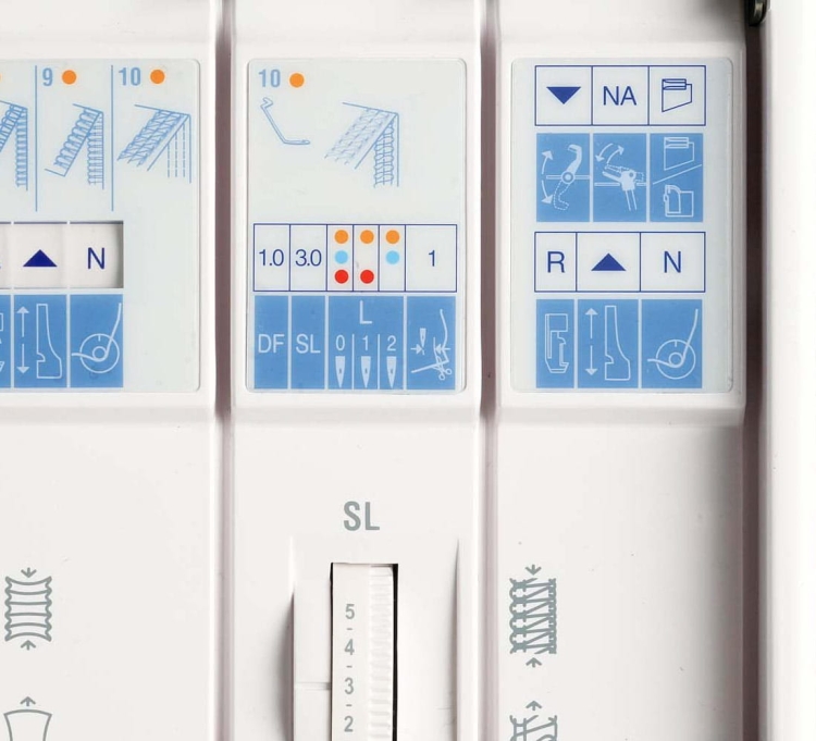 Panel sterujący coverloka Janome 1200D z przyciskami i wskaźnikami. Wyraźne oznaczenia funkcji szycia, w tym różne ustawienia i numery. Kolorystyka niebieska i biała, z czytelnymi symbolami. Umożliwia łatwe dostosowanie parametrów szycia.