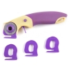 Nóż krążkowy Xsor DW-SC028A-PK 28mm z ergonomicznym uchwytem w kolorze fioletowo-żółtym. W zestawie 4 prowadniki w kolorze fioletowym: 4mm, 8mm, 10mm. Nóż widoczny z boku, z prowadnikami ułożonymi obok.