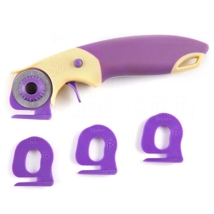 Nóż krążkowy Xsor DW-SC028A-PK 28mm z ergonomicznym uchwytem w kolorze fioletowo-żółtym. W zestawie 4 prowadniki w kolorze fioletowym: 4mm, 8mm, 10mm. Nóż widoczny z boku, z prowadnikami ułożonymi obok.