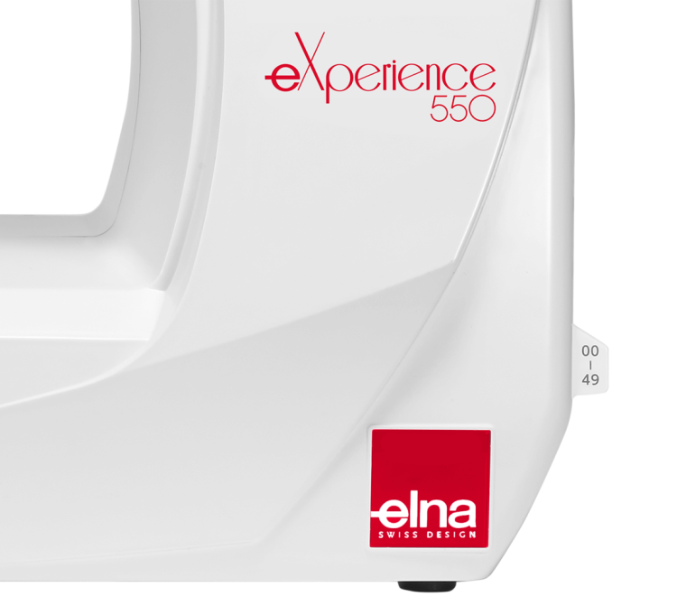 Maszyna do szycia Elna 550 eXperience w kolorze białym, z logo Elna w czerwonym prostokącie. Widok frontalny, ukazujący gładką obudowę i oznaczenia modelu. W zestawie gratis.