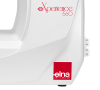 Maszyna do szycia Elna 560 eXperience w białej obudowie z widocznym logo na czerwonym tle. Z prawej strony znajdują się oznaczenia numeryczne. Produkt ustawiony w pozycji frontalnej, ukazujący detale konstrukcyjne.