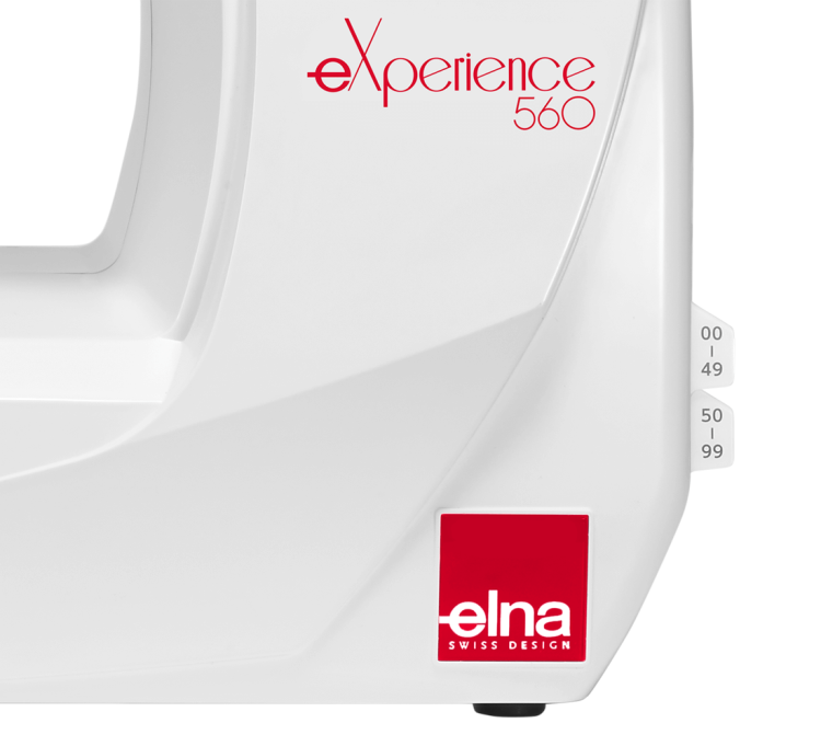 Maszyna do szycia Elna 560 eXperience w białej obudowie z widocznym logo na czerwonym tle. Z prawej strony znajdują się oznaczenia numeryczne. Produkt ustawiony w pozycji frontalnej, ukazujący detale konstrukcyjne.