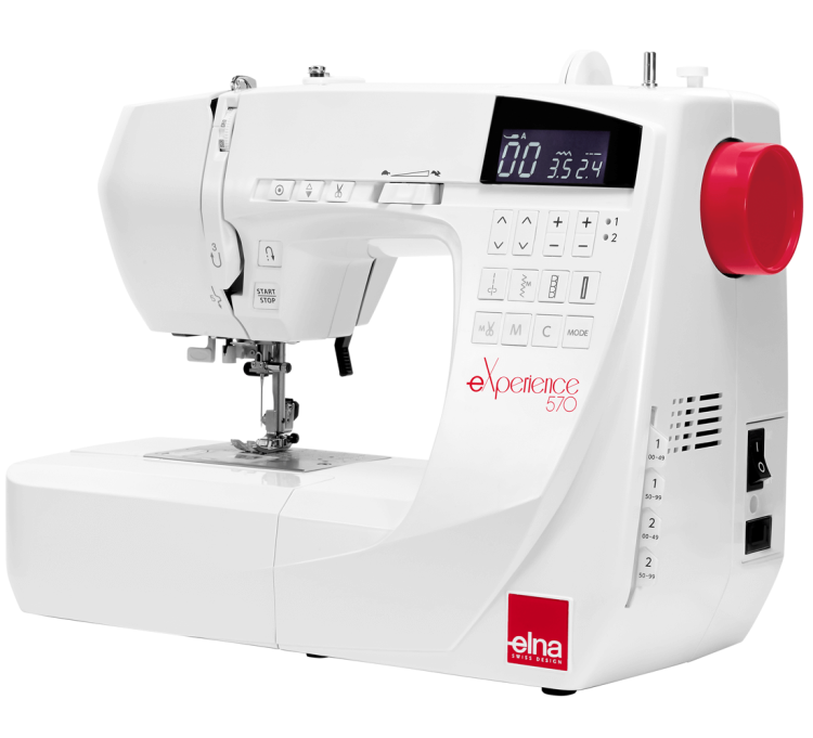 Maszyna do szycia Elna 570 eXperience w kolorze białym z czerwonym pokrętłem. Wyposażona w elektroniczny panel sterujący z wyświetlaczem, przyciski do wyboru ściegów oraz funkcję start/stop. Widoczna stopka i płytka ściegowa.