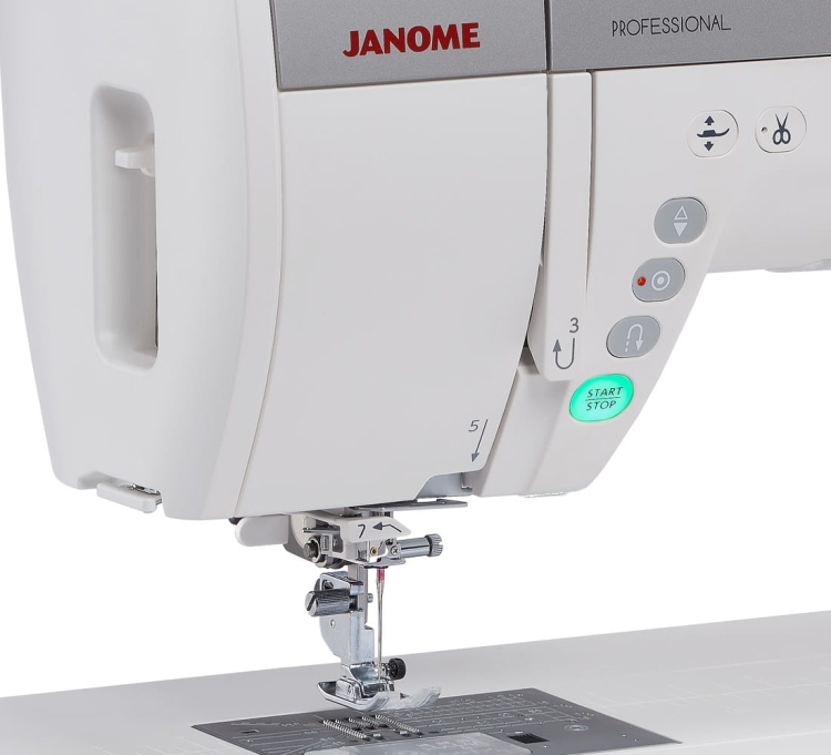 Maszyna do szycia Janome MC9450QCP w kolorze białym z elementami szarymi. Widoczny stół szyjący z igłą, stopką i przyciskami sterującymi, w tym zielonym przyciskiem START/STOP. Wyraźne oznaczenia na obudowie.