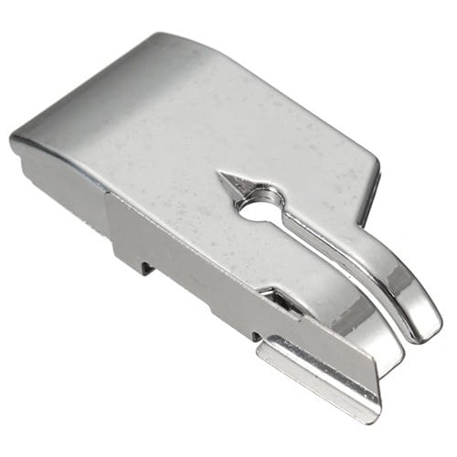 Stopka do patchworku MATIC 1/4'''' z prowadnikiem, wykonana z metalu, w kolorze srebrnym. Ma prostokątny kształt z wycięciem i dwoma wystającymi elementami. Przeznaczona do maszyn do szycia, umożliwia precyzyjne szycie.