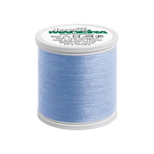 Nić do szycia Madeira AEROFIL 120, długość 100 m, w kolorze baby blue (8628). Nici mają gładką, błyszczącą teksturę, umieszczone na białym, okrągłym szpuli z zielonym logo na górze. Szpulka stoi w pionie, ukazując całą długość nici.