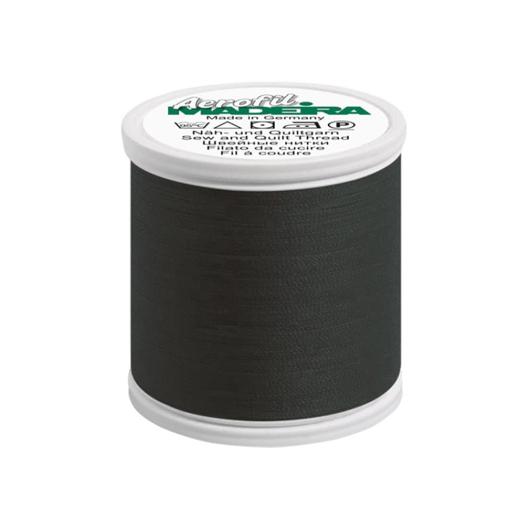 Nić do szycia Madeira AEROFIL 120m w kolorze 8641, ciemnografitowa, znajduje się na białym, plastikowym szpuli. Szpulka ma gładką teksturę i standardowy kształt, a na górze widoczny jest napis z logo producenta oraz informacjami o produkcie.