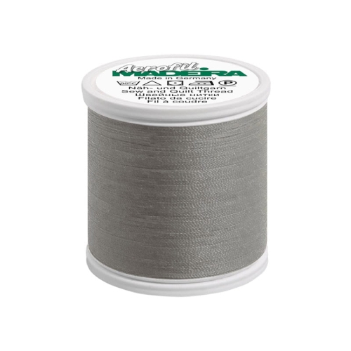 Nić do szycia Madeira AEROFIL 120 w kolorze 8741, szara, na białym plastikowym szpuli. Widoczna etykieta z nazwą produktu i informacją Made in Germany. Szpula stoi w pozycji pionowej, ukazując gładką fakturę nici.