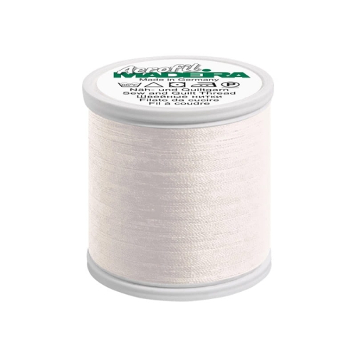 Nić do szycia Madeira AEROFIL 120, kolor 8820, jasnobrzoskwiniowy. Szpula o wysokości 10 cm, z widoczną etykietą z logo producenta. Nić jest matowa, gładka, przeznaczona do szycia i quiltowania.
