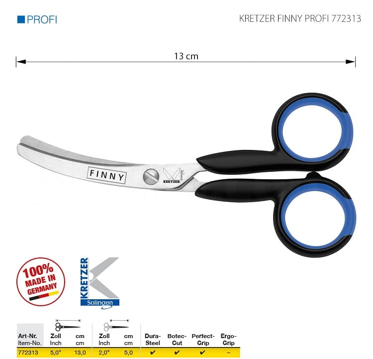 Nożyczki krawieckie Kretzer Finny Profi 772313 o długości 13 cm, wygięte, z ostrzami ze stali Dura-Steel. Rączki ergonomiczne w kolorze czarnym z niebieskimi elementami. Widok frontalny, stojące na białym tle.