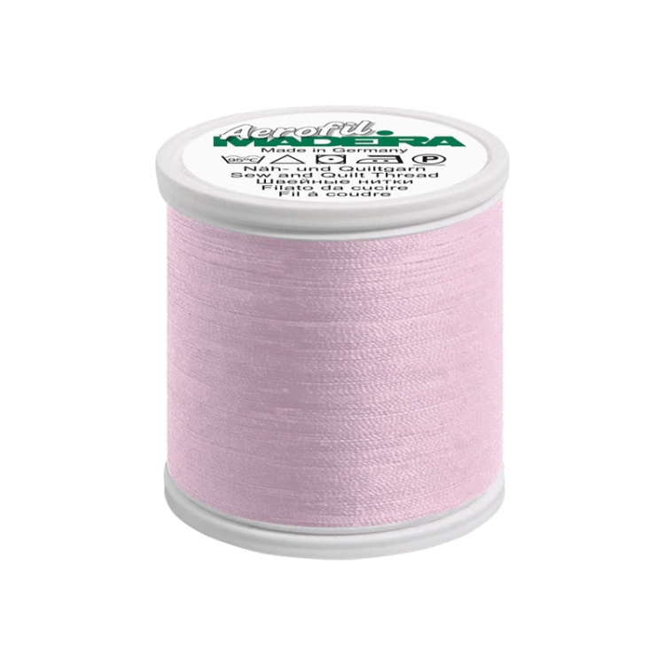 Nić do szycia Madeira AEROFIL 120, 100m, kolor 9816, jasnoróżowa. Spool z delikatną, matową teksturą, widoczna etykieta z logo i informacjami o produkcie, stojąca w pozycji pionowej na białym tle.