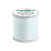 Nić do szycia Madeira AEROFIL 120 m, kolor 9932, błękitny. Spool z gładką, błękitną nicią, widoczna etykieta z logo producenta oraz informacjami. Ujęcie z boku, stojąca szpulka na jednolitym tle.