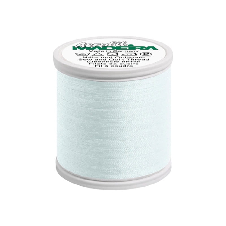 Nić do szycia Madeira AEROFIL 120 m, kolor 9932, błękitny. Spool z gładką, błękitną nicią, widoczna etykieta z logo producenta oraz informacjami. Ujęcie z boku, stojąca szpulka na jednolitym tle.