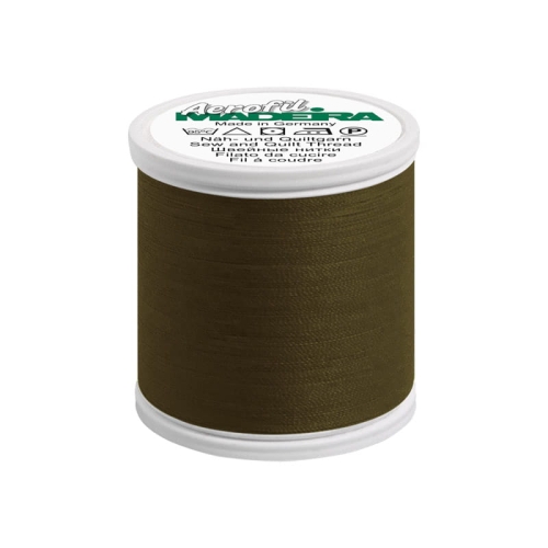 Nić do szycia Madeira AEROFIL 120m w kolorze khaki (9957) na białym, okrągłym szpuli. Materiał ma gładką teksturę, idealny do szycia i quiltowania. Widoczny napis AEROFIL na górze szpuli.